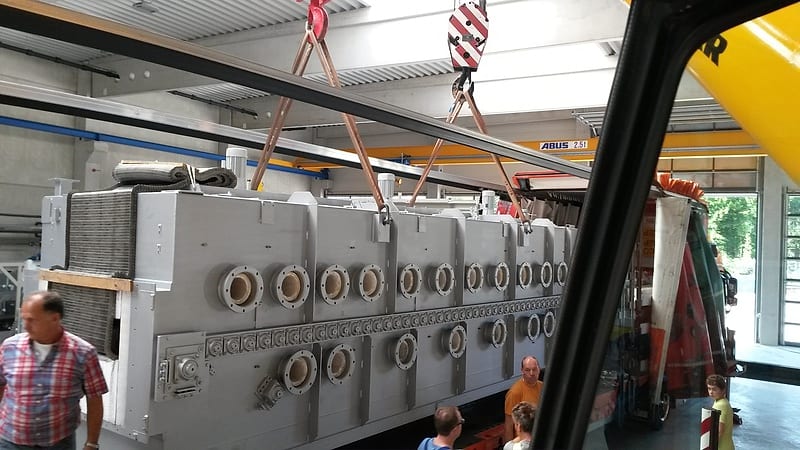 Demontage einer Druckmaschine in der Halle