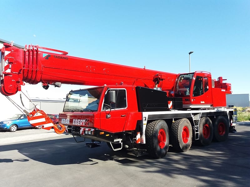 Roter Autokran aus dem Fuhrpark von Kran Ebert