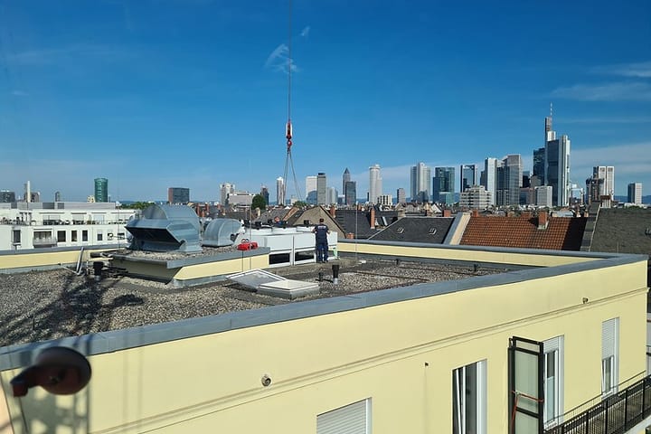 Kran über den Dächern mit Frankfurter Skyline
