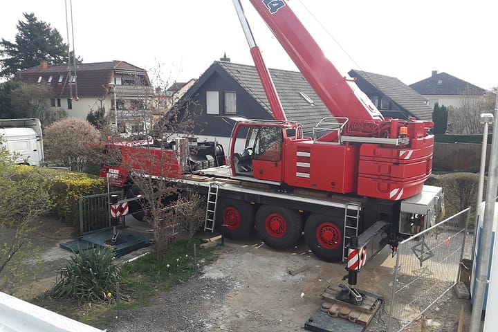 Hebearbeiten an einem Wohnhaus