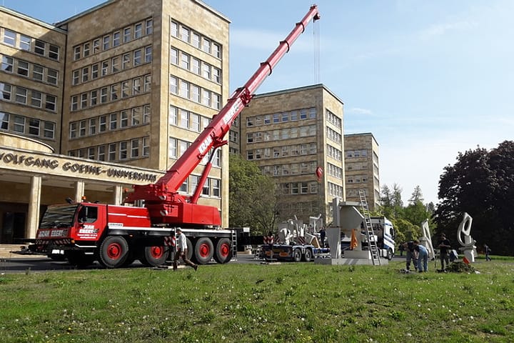 Autokran hebt Betonteile