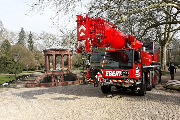 Kran im Park bei Baumarbeiten