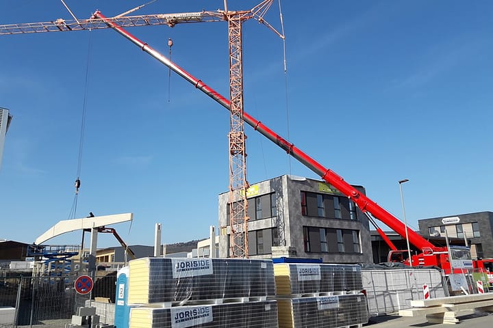 Montage mit rotem Mobilkran