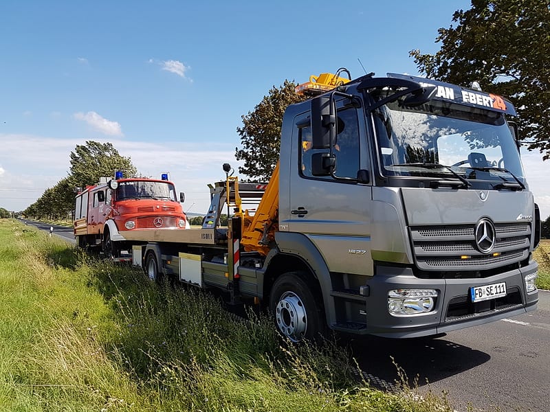 Abschleppfahrzeug von Kran Ebert transportiert ein Feuerwehrfahrzeug