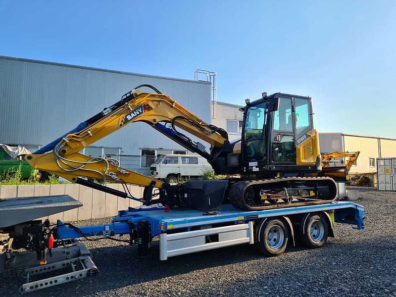 Tieflader mit Baumaschine