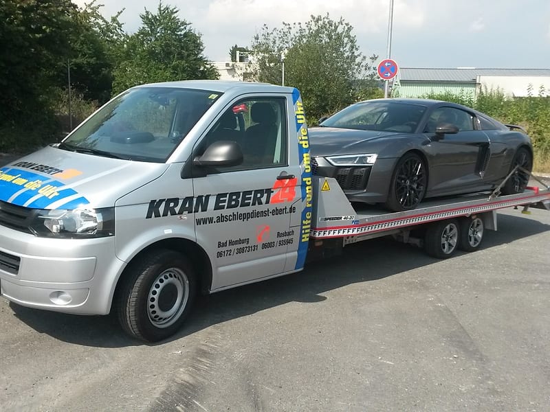 Fahrzeugüberführung eines Sportwagens